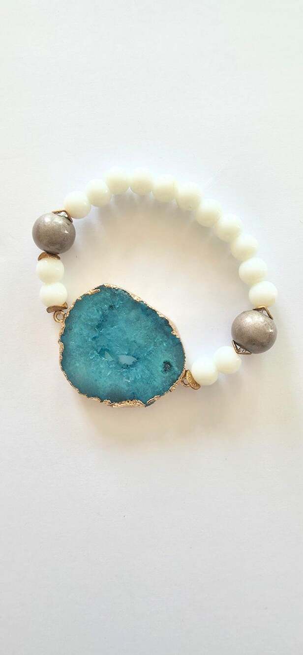 Natural Blue Druzy Agate Slice and White Beaded Stretch Bracelet with Gold Tone